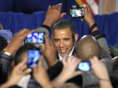 <YONHAP PHOTO-0127> President Barack Obama greets the crowd during a visit to the Environmental Protection Agency (EPA) in Washington, Tuesday, Jan. 10, 2012. (AP Photo/Susan Walsh)/2012-01-11 06:17:02/ <저작권자 ⓒ 1980-2012 ㈜연합뉴스. 무단 전재 재배포 금지.>\r\n<YONHAP PHOTO-0127> President Barack Obama greets the crowd during a visit to the Environmental Protection Agency (EPA) in Washington, Tuesday, Jan. 10, 2012. (AP Photo/Susan Walsh)/2012-01-11 06:17:02/ <저작권자 ⓒ 1980-2012 ㈜연합뉴스. 무단 전재 재배포 금지.>