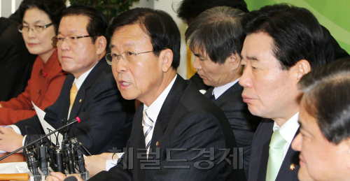 민주통합당 원혜영 공동대표가 11일 오전 국회에서 최고위원회의를 주재하고 있다. 박현구 기자phko@heraldm.com 2012.01.11