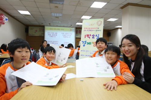 11일 대한생명과 JA(Junior Achievement) Korea가 경기 용인 한화리조트에서 진행하는 지방 저소득가정 어린이 대상의 경제캠프에서 어린이들이 돈의 흐름과 다양한 직업 등 알기 쉬운 경제를 배우고 있다. JA는 1919년 미국에서 설립돼 전세계 123개국에서 청소년들에게 무료로 경제교육을 진행하는 단체다. [사진제공=대한생명제공]