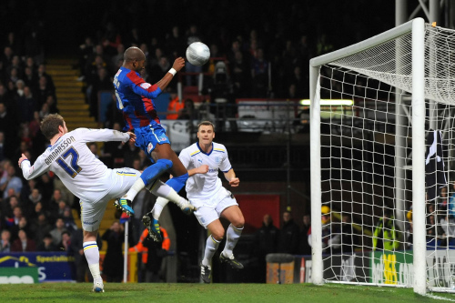<YONHAP PHOTO-0261> Crystal Palace's Anthony Gardner, top centre, heads his side's opening goal against Cardiff, for their Carling Cup Semi Final First Leg soccer match at Selhurst Park, London, Tuesday Jan. 10, 2012. (AP Photo / Dominic Lipinski, PA) UNITED KINGDOM OUT - NO SALES - NO ARCHIVES/2012-01-11 07:38:20/ <저작권자 ⓒ 1980-2012 ㈜연합뉴스. 무단 전재 재배포 금지.>
Crystal Palace’s Anthony Gardner (top) heads in his side’s opening goal.
AP-Yonhap News