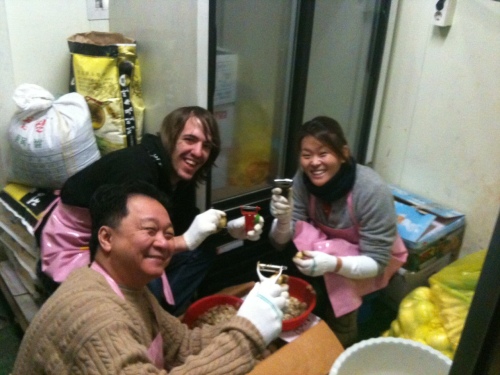 Sharing Page
Korea International Volunteers help out at a previous event.  James Kim