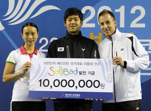 Sharing Page
From left, Pi Hongyan, Lee Yong-dae and Peter Gade hold Lee’s donation check to Solibad in Seoul on Jan. 5.   Y.Lacroix/Solibad