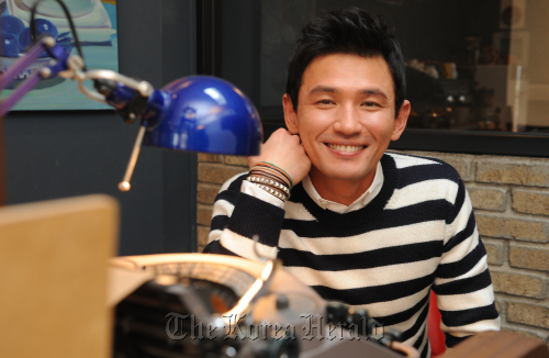 황정민 인터뷰.<br />이상섭 기자. babtong@heraldm.com 2012.01.10
Hwang Jeong-min poses for a photo prior to an interview with The Korea Herald on Tuesday.  Lee Sang-sub/The Korea Herald