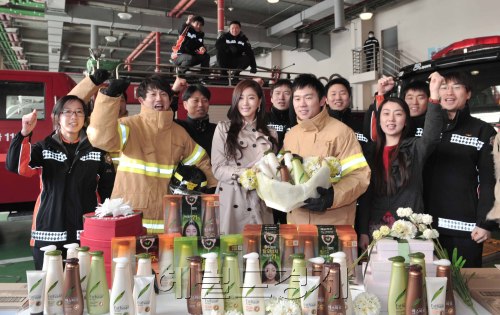 11일 용산소방서내에서 애경의 두피탈모 발아샴푸'에스따르'를 전달하는 행사가 열렸다. 이 행사는 애경이 소방관들이 겨울철화재를 대비,비상근무을 하고 있는 가운데 이들이 출동후 세신을 할때 자비로 모든 용품을 충당한다는 말을 듣고,사랑과 존경의 의미를 담은 샴푸220세트를 '에스따르'모델 김사랑씨를 포함 써포터들과 함께 전달하는 것으로 진행되었다. <br />정희조 기자/checho@heraldm.com 120111\r\n11일 용산소방서내에서 애경의 두피탈모 발아샴푸'에스따르'를 전달하는 행사가 열렸다. 이 행사는 애경이 소방관들이 겨울철화재를 대비,비상근무을 하고 있는 가운데 이들이 출동후 세신을 할때 자비로 모든 용품을 충당한다는 말을 듣고,사랑과 존경의 의미를 담은 샴푸220세트를 '에스따르'모델 김사랑씨를 포함 써포터들과 함께 전달하는 것으로 진행되었다. \n정희조 기자/checho@heraldm.com 120111