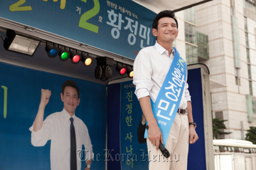 Hwang stars as a sloppy city mayoral candidate in his upcoming comedy “Dancing Queen.”  CJ Entertainment