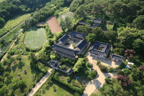 <YONHAP PHOTO-0539> 세계유산 잠정목록 병산서원 (서울=연합뉴스) 유네스코 세계유산 잠정목록에 '한국의 서원'이라는 이름으로 등재된 서원 9곳 중 경북 안동의 병산서원. 2012.1.10 << 문화부 기사참조, 문화재청 제공 >> http://blog.yonhapnews.co.kr/ts1406 taeshik@yna.co.kr/2012-01-10 10:19:11/ <저작권자 ⓒ 1980-2012 ㈜연합뉴스. 무단 전재 재배포 금지.>
Byeongsan Seowon in Andong, North Gyeongsang Province. Cultural Heritage Administration-Yonhap News