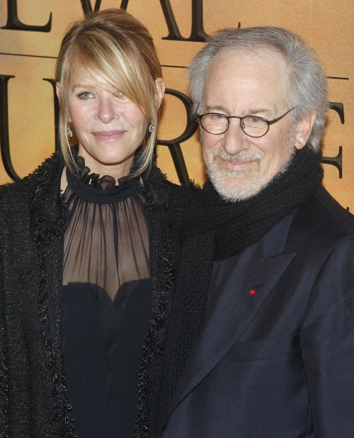 <YONHAP PHOTO-0275> American Director Steven Spielberg, right, and his wife American actress Kate Capshaw, left, pose for a photo as they arrive for the French pre-premiere of 'War Horse' in Paris, Monday, Jan. 9, 2012. (AP Photo/Michel Euler)/2012-01-10 07:00:08/ <저작권자 ⓒ 1980-2012 ㈜연합뉴스. 무단 전재 재배포 금지.>
Steven Spielberg (right) and his wife Kate Capshaw pose for a photo as they arrive for the French pre-premiere of “War Horse” in Paris, Monday. AP-Yonhap News