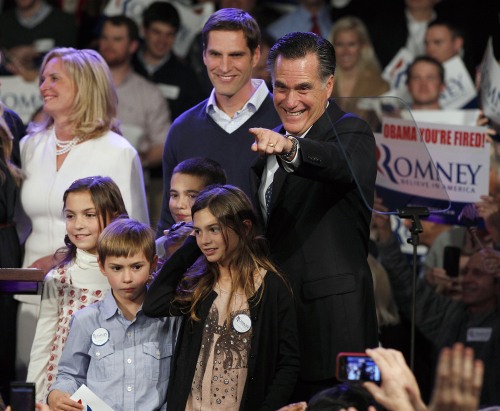 <YONHAP PHOTO-0631> Former Massachusetts Gov. Mitt Romney surrounded by his family points towards supporters at the Romney for President New Hampshire primary night victory party at Southern New Hampshire University in Manchester, N.H., Tuesday, Jan. 10, 2012. (AP Photo/Elise Amendola)/2012-01-11 11:03:28/ <저작권자 ⓒ 1980-2012 ㈜연합뉴스. 무단 전재 재배포 금지.>
Former Massachusetts Gov. Mitt Romney points toward supporters at the Romney for President New Hampshire primary victory party at Southern New Hampshire University in Manchester, New Hampshire, Tuesday.    AP-Yonhap News