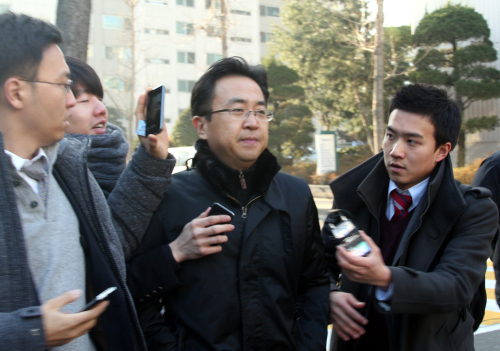 <YONHAP PHOTO-0960> 모습 드러낸 박희태 의장 전 비서 (고양=연합뉴스) 우영식 기자 = 2008년 한나라당 전당대회 때 고승덕 국회의원에게 돈봉투를 전달한 인물로 지목된 박희태 국회의장의 전 비서 고모(40)씨가 11일 자택 압수수색 중 집을 빠져나와 취재진의 질문에 묵묵부담으로 일관하며 어디론가 향하고 있다. 고씨는 집 앞에서 서둘러 택시를 잡아타고 떠났다. 2012.1.11 wyshik@yna.co.kr/2012-01-11 13:50:55/ <저작권자 ⓒ 1980-2012 ㈜연합뉴스. 무단 전재 재배포 금지.>
Koh Myung-jin