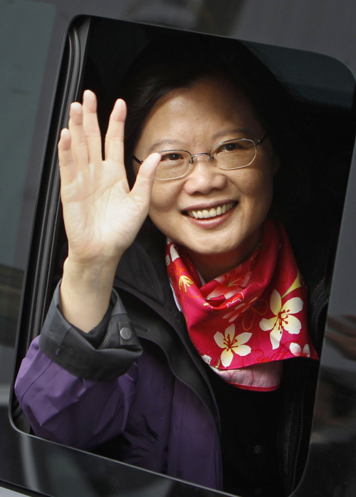 <YONHAP PHOTO-0889> Taiwanese opposition Democratic Progressive Party's presidential candidate Tsai Ing-wen waves to supporters during her campaign in Miaoli city, Taiwan, Wednesday, Jan. 11, 2012. Taiwanese go to the polls to choose their next president on Saturday. (AP Photo/Vincent Thian)/2012-01-11 13:31:54/ <저작권자 ⓒ 1980-2012 ㈜연합뉴스. 무단 전재 재배포 금지.>
Taiwanese presidential candidate Tsai Ing-wen waves to supporters in Miaoli city, Taiwan in Wednesday. AP-Yonhap News