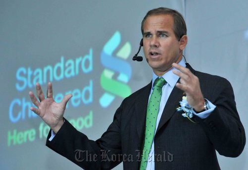 Richard Hill, CEO of Korean unit of U.K. banking giant Standard Chartered, announces the bank’s name change to Standard Chartered Bank at its headquarters in Seoul on Wednesday.    SC Bank