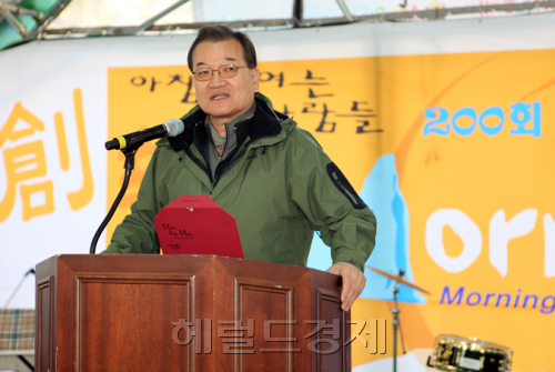 윤영달, 크라운-해태제과 (회장)/윤영달 크라운-해태제과 회장이 AQ모닝아카데미 200회를 맞아 축하인사를 전하고 있다. / 해태크라운제과, AQ모닝아카데미 200회