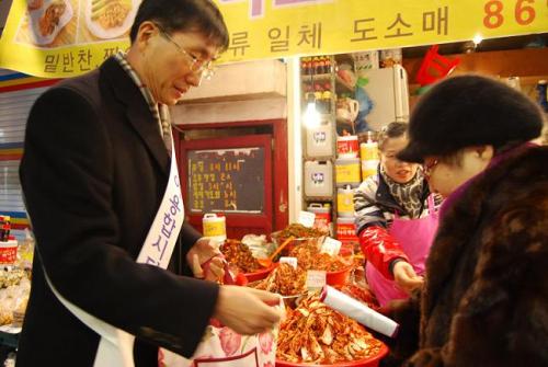 서울지방중기청장 전통시장 이용 캠페인 / (동정)서울지방중기청, 전통시장 이용 캠페인