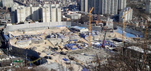 구청장의 권한으로 간단히 정비계획을 변경할 수 있도록 한 조례 개정안이 최근 공포돼 서울시내 재개발과 재건축의 사업 속도가 크게 빨라질 것으로 보인다. 사진은 서울 재개발 사업지 전경.