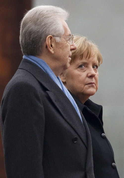 <YONHAP PHOTO-1686> German Chancellor Angela Merkel, right, welcomes Italian Prime Minister Mario Monti, left, with military honors in front of the chancellery in Berlin, Germany, Wednesday, Jan. 11, 2012. Merkel and Monti will discuss different issues including the Euro crisis. (AP Photo/Gero Breloer)/2012-01-11 20:18:55/ <저작권자 ⓒ 1980-2012 ㈜연합뉴스. 무단 전재 재배포 금지.>\r\n<YONHAP PHOTO-1686> German Chancellor Angela Merkel, right, welcomes Italian Prime Minister Mario Monti, left, with military honors in front of the chancellery in Berlin, Germany, Wednesday, Jan. 11, 2012. Merkel and Monti will discuss different issues including the Euro crisis. (AP Photo/Gero Breloer)/2012-01-11 20:18:55/ <저작권자 ⓒ 1980-2012 ㈜연합뉴스. 무단 전재 재배포 금지.>