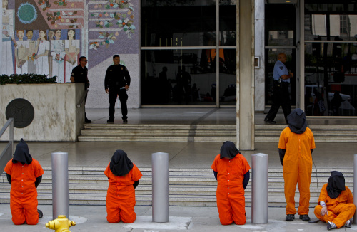 <YONHAP PHOTO-0456> Human rights activists wearing orange jumpsuits and black hoods, mark the 10th anniversary of the U.S. naval base at Guantanamo Bay, Cuba being used as a detention facility in the "war on terror,'' outside the Los Angeles Federal Building in Los Angeles Wednesday, Jan. 11, 2012. (AP Photo/Damian Dovarganes)/2012-01-12 07:29:16/ <저작권자 ⓒ 1980-2012 ㈜연합뉴스. 무단 전재 재배포 금지.>\r\n<YONHAP PHOTO-0456> Human rights activists wearing orange jumpsuits and black hoods, mark the 10th anniversary of the U.S. naval base at Guantanamo Bay, Cuba being used as a detention facility in the "war on terror,'' outside the Los Angeles Federal Building in Los Angeles Wednesday, Jan. 11, 2012. (AP Photo/Damian Dovarganes)/2012-01-12 07:29:16/ <저작권자 ⓒ 1980-2012 ㈜연합뉴스. 무단 전재 재배포 금지.>
