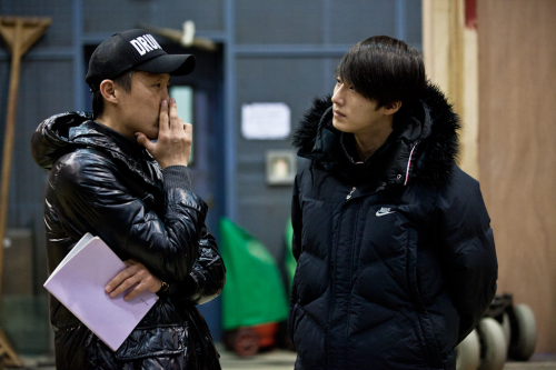 연기 지도중인 김도훈 감독(왼쪽)과 배우 정일우.\r\n연기 지도중인 김도훈 감독(왼쪽)과 배우 정일우.