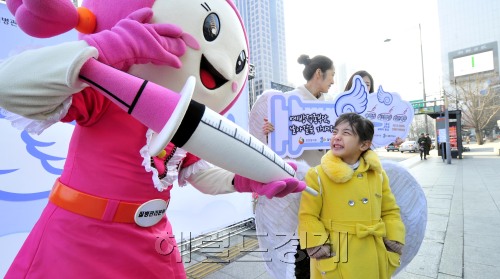 보건복지부 질병관리본부는 12일 서울 광화문역 입구에서 올해부터 확대 실시되는 필수예방접종 국가지원사업을 알리고 있다. 이번 사업 확대로 필수예방접종 10종에 대한 본인 부담금이 1만5천원에서 5천원이하로 낮아졌으며 혜택 받을 수 있는 지정의료기관도 전국 7천여곳으로 확대된다.<br />김명섭 기자 msiron@\r\n보건복지부 질병관리본부는 12일 서울 광화문역 입구에서 올해부터 확대 실시되는 필수예방접종 국가지원사업을 알리고 있다. 이번 사업 확대로 필수예방접종 10종에 대한 본인 부담금이 1만5천원에서 5천원이하로 낮아졌으며 혜택 받을 수 있는 지정의료기관도 전국 7천여곳으로 확대된다.\n김명섭 기자 msiron@\r\n보건복지부 질병관리본부는 12일 서울 광화문역 입구에서 올해부터 필수예방접종 10종에 대한 본인부담금이 1만5000원에서 5000원 이하로 낮아졌으며 혜택 받을 수 있는 지정의료기관도 전국 7000여곳으로 확대된다고 밝혔다.  김명섭 기자/msiron@
