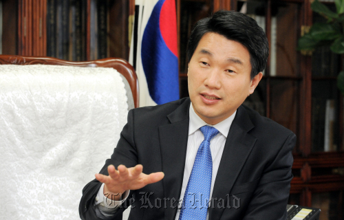 이주호 교육과학기술부 장관 인터뷰./ 안훈기자 rosedale@ 2012.01.06
Education Minister Lee Ju-ho speaks in a recent interview at his office in Seoul. Ahn Hoon/The Korea Herald