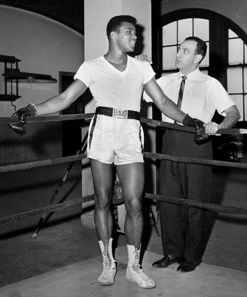 <YONHAP PHOTO-0054> FILE - In this Feb. 8, 1962, file photo, young heavyweight fighter Cassius Clay, who later changed his name to Muhammad Ali, is seen with his trainer Angelo Dundee at City Parks Gym in New York. Ali turns 70 on Jan. 17, 2012. (AP Photo/Dan Grossi, File)/2012-01-12 00:34:44/ <저작권자 ⓒ 1980-2012 ㈜연합뉴스. 무단 전재 재배포 금지.>
Muhammad Ali is seen with his trainer Angelo Dundee in New York in this 1962 photo.
AP-Yonhap News