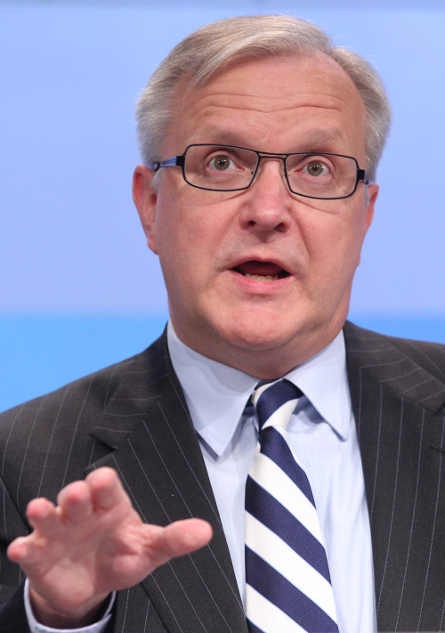 <YONHAP PHOTO-1835> European Commissioner for Economic and Monetary Affairs Olli Rehn addresses the media at the European Commission headquarters in Brussels, Wednesday, Jan. 11, 2012. The European Commission says that Hungary has taken "no effective action" to contain its deficit within sustainable levels and is threatining the EU member with sanctions. EU Monetary Affairs Commissioner Olli Rehn said Wednesday that Hungary only remained within the 3 percent of economic output target last year because of one-time measures and expected the same would happen this year. (AP Photo/Yves Logghe)/2012-01-11 22:32:54/ <저작권자 ⓒ 1980-2012 ㈜연합뉴스. 무단 전재 재배포 금지.>
EU Economic Affairs Commis-sioner Olli Rehn. AP-Yonhap News