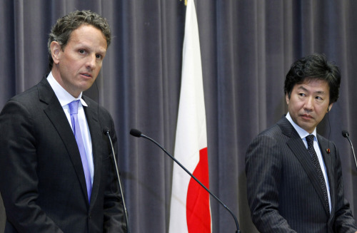 <YONHAP PHOTO-0843> U.S. Treasury Secretary Timothy Geithner, left, speaks as his Japanese counterpart Jun Azumi listens during a joint press conference in Tokyo, Thursday, Jan. 12, 2012. (AP Photo/Koji Sasahara)/2012-01-12 11:52:40/ <저작권자 ⓒ 1980-2012 ㈜연합뉴스. 무단 전재 재배포 금지.>
U.S. Treasury Secretary Timothy Geithner (left) speaks as his Japanese counterpart Jun Azumi listens during a joint press conference in Tokyo on Thursday.  AP-Yonhap News