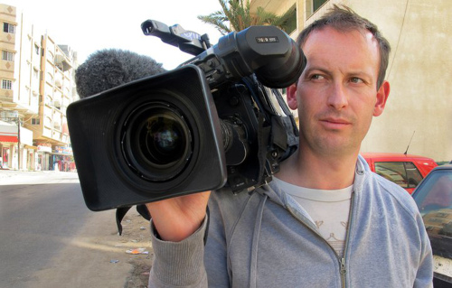 <YONHAP PHOTO-0219> This is an undated photo provided Wednesday Jan.11, 2012 by France 2 television shows French television reporter Gilles Jacquier, at an unknown location who has been killed Wednesday Jan 11, 2012 in unknown circumstances in Homs, Syria. France 2 says Jacquier, was on an Syrian government-authorized reporting trip to the Arab country at the time of his death. Another member of the reporting team was uninjured. (AP Photo) NO SALES/2012-01-12 04:41:31/ <저작권자 ⓒ 1980-2012 ㈜연합뉴스. 무단 전재 재배포 금지.>
French television reporter Gilles Jacquier AP-Yonhap News