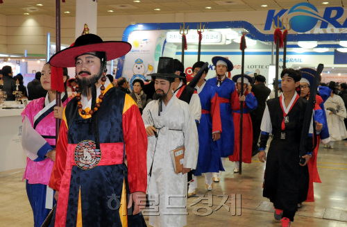 문화체육관광부가 주최하고 한국관광업협회중앙회가 주관하는 '2012 내나라여행박람회'가 12일 서울 삼성동 코엑스에서 열리는 가운데 관람객들을 위한 신임사또부임식 재현 퍼레이드가 열리고 있다./ 안훈기자 rosedale@ 2012.01.12\r\n문화체육관광부가 주최하고 한국관광업협회중앙회가 주관하는 '2012 내나라여행박람회'가 12일 서울 삼성동 코엑스에서 열리는 가운데 관람객들을 위한 신임사또부임식 재현 퍼레이드가 열리고 있다./ 안훈기자 rosedale@ 2012.01.12