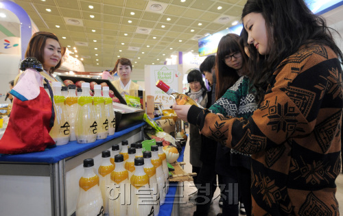 문화체육관광부가 주최하고 한국관광업협회중앙회가 주관하는 '2012 내나라여행박람회'가 12일 오전 서울 삼성동 코엑스에서 열리는 가운데 전국각지에서 올라온 우수 농특산품 직거래 장에서 행사장을 찾은 관람객들이 상품을 고르고 있다./ 안훈기자 rosedale@ 2012.01.12\r\n문화체육관광부가 주최하고 한국관광업협회중앙회가 주관하는 '2012 내나라여행박람회'가 12일 오전 서울 삼성동 코엑스에서 열리는 가운데 전국각지에서 올라온 우수 농특산품 직거래 장에서 행사장을 찾은 관람객들이 상품을 고르고 있다./ 안훈기자 rosedale@ 2012.01.12