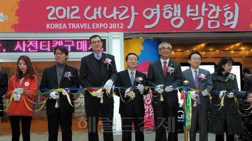문화체육관광부가 주최하고 한국관광업협회중앙회가 주관하는 '2012 내나라여행박람회'가 12일 서울 삼성동 코엑스에서 열리는 가운데 전시장을 찾은 최광식 문화체육관광부 장관과 남상만 관광업협회중앙회 회장, 이참 관광공사 사장 및 주요인사들이 테입커팅을 하고 있다./ 안훈기자 rosedale@ 2012.01.12\r\n문화체육관광부가 주최하고 한국관광업협회중앙회가 주관하는 '2012 내나라여행박람회'가 12일 서울 삼성동 코엑스에서 열리는 가운데 전시장을 찾은 최광식 문화체육관광부 장관과 남상만 관광업협회중앙회 회장, 이참 관광공사 사장 및 주요인사들이 테입커팅을 하고 있다./ 안훈기자 rosedale@ 2012.01.12