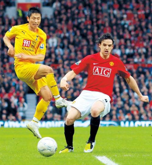 Korea’s Lee Young-pyo (left) has played on some of Europe’s top clubs.(Yonhap News)