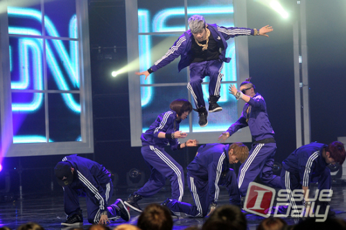 틴탑(TEEN TOP), 가수9C.A.P, 니엘, Ricky, L.Joe, 창조, 천지)/ <포토뉴스> 틴탑, 하늘을 나는 퍼포먼스~ 완전 ‘Art’
