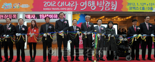 문화체육관광부가 주최하고 한국관광업협회중앙회가 주관하는 '2012 내나라여행박람회'가 12일 서울 삼성동 코엑스에서 열리는 가운데 전시장을 찾은 최광식 문화체육관광부 장관과 남상만 관광업협회중앙회 회장, 이참 관광공사 사장 및 주요인사들이 테입커팅을 하고 있다./ 안훈기자 rosedale@ 2012.01.12\r\n문화체육관광부가 주최하고 한국관광업협회중앙회가 주관하는 '2012 내나라여행박람회'가 12일 서울 삼성동 코엑스에서 열리는 가운데 전시장을 찾은 최광식 문화체육관광부 장관과 남상만 관광업협회중앙회 회장, 이참 관광공사 사장 및 주요인사들이 테입커팅을 하고 있다./ 안훈기자 rosedale@ 2012.01.12\r\n문화체육관광부가 주최하고 한국관광업협회중앙회가 주관하는 '2012 내나라여행박람회'가 12일 서울 삼성동 코엑스에서 열리는 가운데 전시장을 찾은 최광식 문화체육관광부 장관과 남상만 관광업협회중앙회 회장, 이참 관광공사 사장 및 주요인사들이 테입커팅을 하고 있다./ 안훈기자 rosedale@ 2012.01.12
