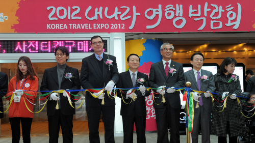 문화체육관광부가 주최하고 한국관광업협회중앙회가 주관하는 '2012 내나라여행박람회'가 12일 서울 삼성동 코엑스에서 열리는 가운데 전시장을 찾은 최광식 문화체육관광부 장관과 남상만 관광업협회중앙회 회장, 이참 관광공사 사장 및 주요인사들이 테입커팅을 하고 있다./ 안훈기자 rosedale@ 2012.01.12\r\n문화체육관광부가 주최하고 한국관광업협회중앙회가 주관하는 '2012 내나라여행박람회'가 12일 서울 삼성동 코엑스에서 열리는 가운데 전시장을 찾은 최광식 문화체육관광부 장관과 남상만 관광업협회중앙회 회장, 이참 관광공사 사장 및 주요인사들이 테입커팅을 하고 있다./ 안훈기자 rosedale@ 2012.01.12\r\n문화체육관광부가 주최하고 한국관광업협회중앙회가 주관하는 '2012 내나라여행박람회'가 12일 서울 삼성동 코엑스에서 열리는 가운데 전시장을 찾은 최광식 문화체육관광부 장관과 남상만 관광업협회중앙회 회장, 이참 관광공사 사장 및 주요인사들이 테입커팅을 하고 있다./ 안훈기자 rosedale@ 2012.01.12