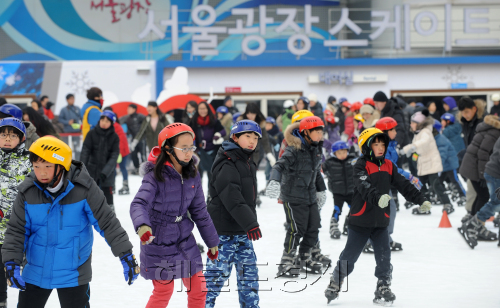 12일 오후 많은 사람들이 서울광장 스케이트장을 찾아 가족, 친구들과 즐거운시간을 보내고 있다.<br />이상섭 기자. babtong@heraldm.com 2012.01.12\r\n12일 오후 많은 사람들이 서울광장 스케이트장을 찾아 가족, 친구들과 즐거운시간을 보내고 있다.\r\n이상섭 기자. babtong@heraldm.com 2012.01.12\r\n12일 오후 많은 사람들이 서울광장 스케이트장을 찾아 가족, 친구들과 즐거운시간을 보내고 있다.\n이상섭 기자. babtong@heraldm.com 2012.01.12
