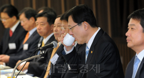 홍석우 지식경제부 장관이 13일 오전 서울 강남구 역삼동 르네상스 호텔에서 열린 30대 그룹 간담회에서 모두발언을 하기 전 물을 마시며 목을 축이고  있다./안훈기자 rosedale@ 2012.01.13\r\n홍석우 지식경제부 장관이 13일 오전 서울 강남구 역삼동 르네상스 호텔에서 열린 30대 그룹 간담회에서 모두발언을 하기 전 물을 마시며 목을 축이고  있다./안훈기자 rosedale@ 2012.01.13\r\n홍석우 지식경제부 장관이 13일 오전 서울 강남구 역삼동 르네상스 호텔에서 열린 30대 그룹 간담회에서 모두발언을 하기 전 물을 마시며 목을 축이고 있다.  안훈 기자/rosedale@
