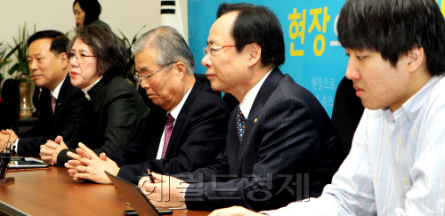 한나라당 비상대책위원회 정책쇄신분과 회의를 13일 국회에서 열고 있다. 박현구 기자phko@heraldm.,com 2012.01.13\r\n한나라당 비상대책위원회 정책쇄신분과 회의를 13일 국회에서 열고 있다. 박현구 기자phko@heraldm.,com 2012.01.13