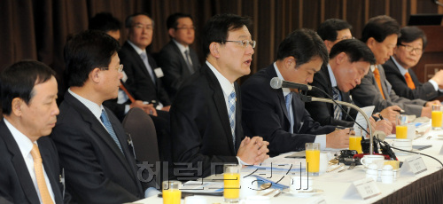 홍석우 지식경제부 장관이 13일 오전 서울 강남구 역삼동 르네상스 호텔에서 열린 30대 그룹 간담회에서 모두발언을 하고 있다./안훈기자 rosedale@ 2012.01.13
Knowledge Economy Minister Hong Suk-woo (center) speaks during a meeting with executives from the 30 largest conglomerates at a hotel in Seoul on Friday.    Ahn Hoon/The Korea Herald