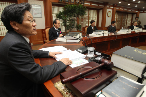 <YONHAP PHOTO-0965> 중앙선관위, 전체 위원회의 개최 (과천=연합뉴스) 박지호 기자 = 13일 오전 경기도 과천 중앙선관위 위원회의실에서 열린 중앙선거관리위원회 전체 위원회에서 김능환(왼쪽) 위원장이 회의를 주재하고 있다. 이번 위원회의에서는 인터넷, SNS 등을 이용한 선거운동과 관련된 후속대책 등이 논의됐다. 2012.1.13 jihopark@yna.co.kr/2012-01-13 10:31:05/ <저작권자 ⓒ 1980-2012 ㈜연합뉴스. 무단 전재 재배포 금지.>
National Election Commission chairperson Kim Nung-hwan (left) speaks during a general meeting discerning the range of social networking services usage in election campaigns in Gwacheon, Gyeonggi Province, on Friday.   Yonhap News