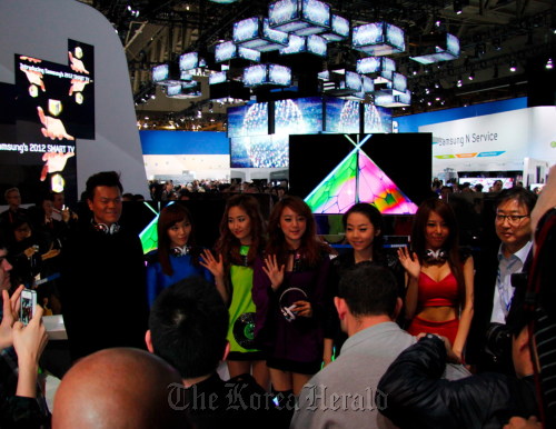 Samsung Electronics TV chief Yoon Boo-keun (right) poses with the Wonder Girls, who visited the company’s booth at the CES on Thursday. JYP Entertainment
