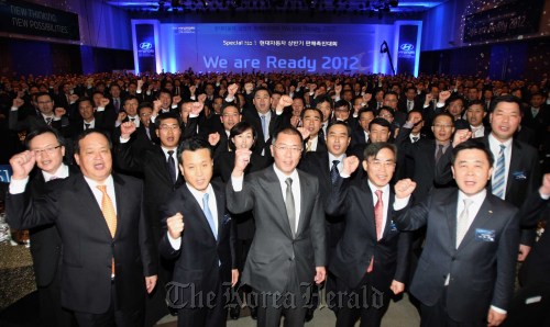 Hyundai Motor vice chairman Chung Eui-sun (center) joins with company executives and employees in expressing their resolve to achieve this year’s sales target at a ceremony in Seoul on Friday.  Hyundai Motor
