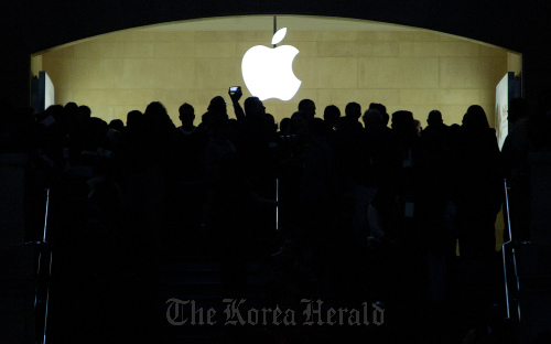 Apple Inc. employees and customers gather at the opening of the new Grand Central Station location in New York.  Bloomberg