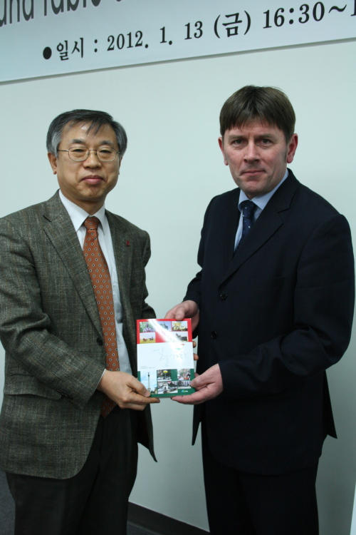 DPHUNGARYBOOK
Prof. Lee Kyu-young (left) and Hungarian ambassador Lengyel Miklos hold a copy of “Hungary at a Glance” at Sogang University on Friday.