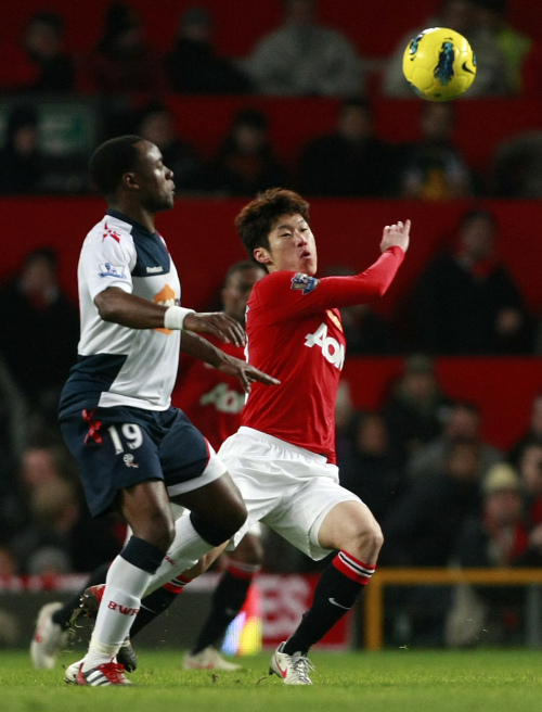 <YONHAP PHOTO-0267> Manchester United's Ji-Sung Park, right, vies for the ball against Bolton Wanderers' Nigel Reo-Coker during their English Premier League soccer match at Old Trafford, Manchester, England, Saturday Jan. 14, 2012. (AP Photo/Tim Hales)/2012-01-15 02:31:54/ <저작권자 ⓒ 1980-2012 ㈜연합뉴스. 무단 전재 재배포 금지.>
Manchester United’s Park Ji-sung (right) and Bolton’s Nigel Reo-Coker vie for the ball.  AP-Yonhap News
Manchester United’s Park Ji-sung (right) and Bolton’s Nigel Reo-Coker vie for the ball.  AP-Yonhap News