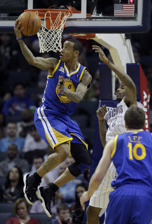 <YONHAP PHOTO-0599> Monta Ellis (8) goes to the basket past Charlotte Bobcats' Tyrus Thomas (12) as Golden State Warriors' David Lee (10) looks on during the first half of an NBA basketball game in Charlotte, N.C., Saturday, Jan. 14, 2012. (AP Photo/Chuck Burton)/2012-01-15 10:38:36/ <저작권자 ⓒ 1980-2012 ㈜연합뉴스. 무단 전재 재배포 금지.>
Golden State Warriors guard Monta Ellis drives to the basket against the Charlotte Bobcats.  AP-Yonhap News