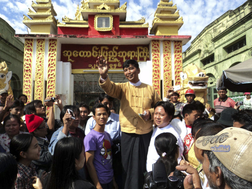 <YONHAP PHOTO-0467> Min Ko Naing, center, a prominent student leader from the failed 1988 pro-democracy uprising, waves to supporters as he visits a pagoda in Pyay, Myanmar, Saturday, Jan. 14, 2012, after he was released from a prison. Myanmar's release of political prisoners drew praise from longtime critics of its once-authoritarian government, with Washington responding with a major diplomatic reward. Friday's release sparked jubilation among the country's pro-democracy activists, who were reuniting with their freed comrades Saturday, while signaling the government's readiness to meet Western demands for lifting economic sanctions. (AP Photo)/2012-01-15 07:53:43/ <저작권자 ⓒ 1980-2012 ㈜연합뉴스. 무단 전재 재배포 금지.>
Min Ko Naing (center) a prominent student leader from the failed 1988 pro-democracy uprising, waves to supporters in Pyay, Myanmar on Saturday after he was released. AP-Yonhap News