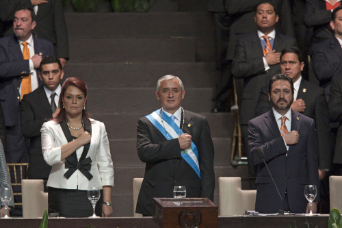 <YONHAP PHOTO-0609> Guatemala?s President Otto Perez Molina, center, his Vice President Roxana Baldetti, left, and Congress' President Gudy Rivera listen to their national anthem during Perez's Molina and Baldetti's swearing-in ceremony in Guatemala City, Saturday, Jan. 14, 2012. (AP Photo/Moises Castillo)/2012-01-15 10:50:30/ <저작권자 ⓒ 1980-2012 ㈜연합뉴스. 무단 전재 재배포 금지.>
Guatemala’s President Otto Perez Molina (center), Vice President Roxana Baldetti (left) and Congress’ President Gudy Rivera during the swearing-in ceremony in Guatemala on Saturday. AP-Yonhap News
