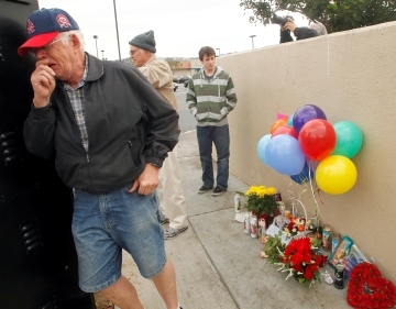 Larry Pinson of Yorba Linda weeps after finding out the name of the homeless man that was killed Friday night outside a fast-food restaurant in Anaheim, Calif., Saturday. (AP-Yonhap News)