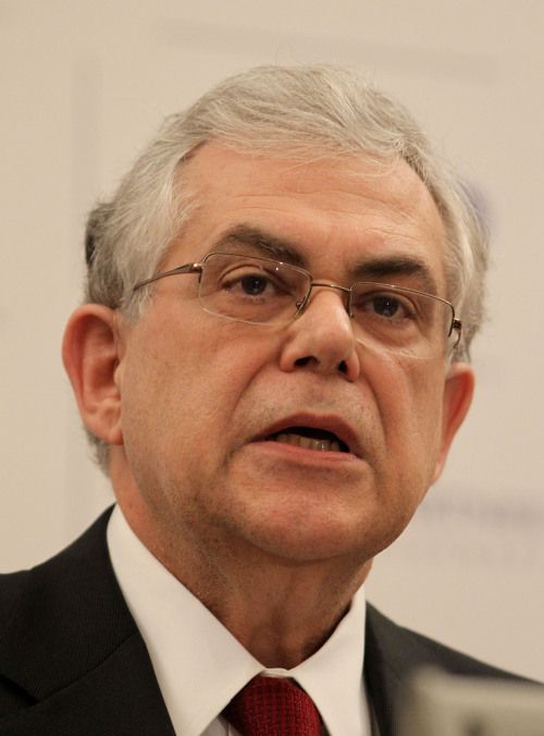 <YONHAP PHOTO-0125> Greek Prime Minister Lucas Papademos delivers a speech during a Greek-German Chamber of Commerce meeting in Athens, Friday, Jan. 13, 2012. Crucial negotiations between the Greek government and its private creditors on a bond swap deal needed to avoid default appeared close to collapse Friday, with representatives of the bondholders saying they had been "paused for reflection." (AP Photo/Thanassis Stavrakis)/2012-01-14 03:58:57/ <저작권자 ⓒ 1980-2012 ㈜연합뉴스. 무단 전재 재배포 금지.>
Greek Prime Minister Lucas Papademos.  AP-Yonhap News