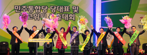 15일 오후 일산 킨텍스에서 열린 민주통합당 당대표 및 최고위원 후보자 전당대회에서 한명숙 후보가 당대표 당선  박현구 기자phko@  2012.1.15.